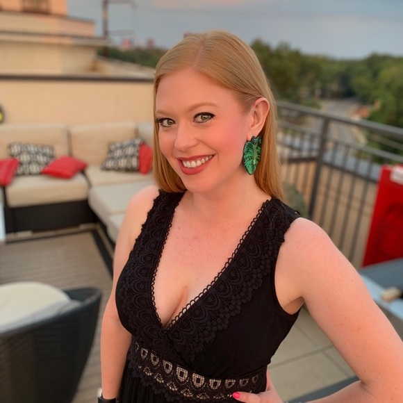 Hi! I'm Sarah Jane 🎀 welcome to my closet! - Picture 2 of 4